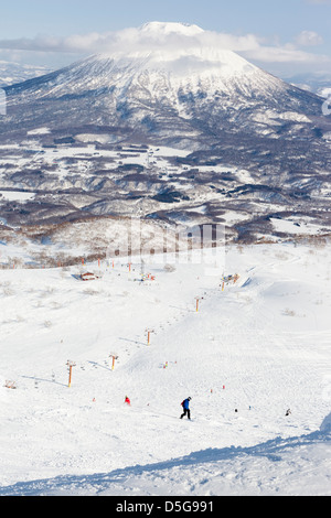 Weiten Blick auf die Ski Pisten auf Mount Niseko Annupuri im Skigebiet von Niseko mit Mt Yotei im Hintergrund Stockfoto