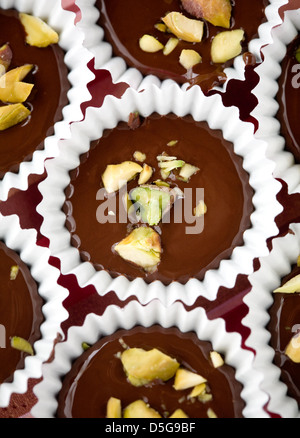Hausgemachte Schokolade mit zerkleinerten Pistazien, flachen Fokus Stockfoto