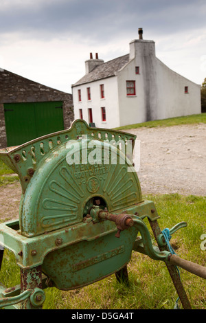 Isle Of Man, Cregneash, Manx Heimatmuseum Hof, alte Bamfords Wurzel Schneidemaschine Stockfoto