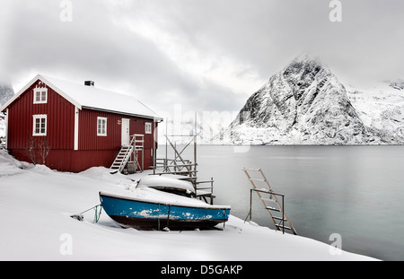 Ein Fischerorten an der Küste in der Nähe von Sakrisoy auf den Lofoten Inseln, Norwegen, mit Blick auf Olstind Stockfoto