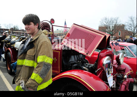 Garden City, New York, USA 31. März 2013.  Die Gartenstadt Volunteer befreit Firemans Association brachte seinen 1932 Ford Feuerwehrauto und Plakate Aboutr recruiting Freiwilligen der 58. jährlichen Ostern Sonntag Oldtimer-Parade und gesponsert von Garden City Chamber Of Commerce zeigen. Hunderte von authentischen alten Autos, 1898-1988, einschließlich Antiquitäten, Classic und besonderes Interesse an der Parade teilgenommen. Bildnachweis: Ann E Parry/Alamy Live-Nachrichten Stockfoto