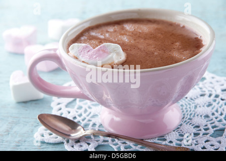 Heiße Schokolade und eine herzförmige Blueberry in einer Vintage rosa Tasse Stockfoto