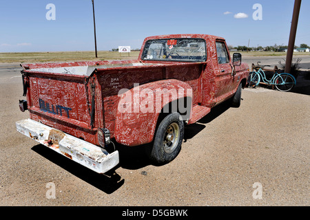 Pick-Up-Truck mit Graffiti, geparkt im Mittelpunkt Cafe, Route 66, Adrian, Texas Stockfoto