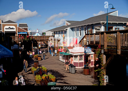Geschäfte am Pier 39 des Fishermans Wharf in San Francisco, Kalifornien, Vereinigte Staaten von Amerika, USA Stockfoto