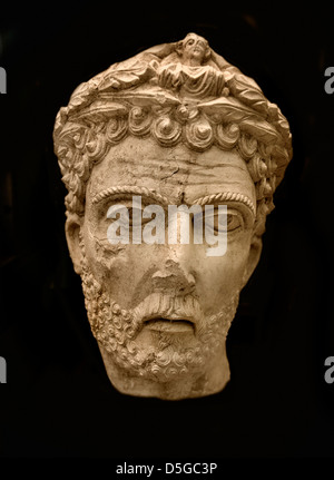 Römischer Bestattungsporträtkopf eines palmyrenischen Priesters mit zeremoniellem Lorbeerkranz, geschmückt mit einer winzigen Büste, 2.–3. Jahrhundert n. Chr., aus Palmyra, Syrien Stockfoto