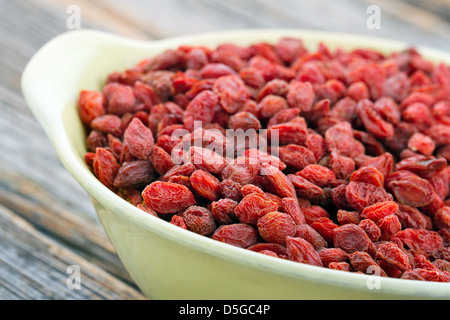 Roten Gojibeeren auf rustikalen hölzernen Hintergrund Stockfoto