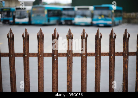 Busse warten auf Reparatur hinter einem Sicherheit Zaun, Aberystwyth, Wales. Stockfoto