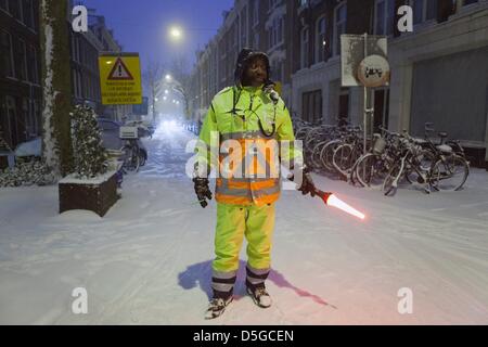 Fluglotse im verschneiten amsterdam Stockfoto