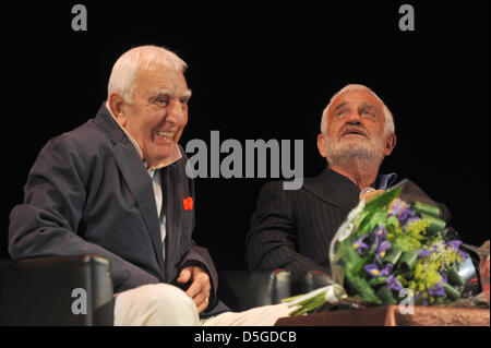 St. Petersburg, Russland. 31. März 2013. Jean-Paul Belmondo Rezital in St.Petersburg,Russia.Pictured: französische Schauspieler Charles Gerard (l) und Jean-Paul Belmondo Credit Bild: Credit: PhotoXpress/ZUMAPRESS.com/Alamy Live News Stockfoto