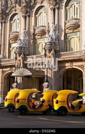 Eine Reihe von Coco Taxis vor dem Grand Theater in Havanna, Kuba Stockfoto