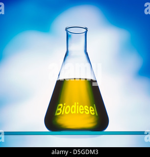 Biodiesel in Erlenmeyerkolben vor blauem Hintergrund Stockfoto