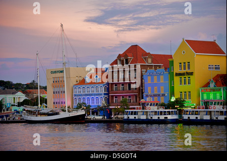 Willemstad, die kleine und hübsche Hauptstadt von Curacao in den niederländischen Antillen Stockfoto