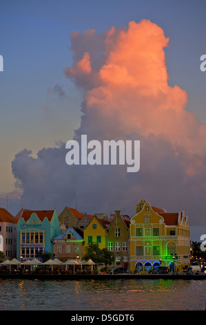 Willemstad, die kleine und hübsche Hauptstadt von Curacao in den niederländischen Antillen Stockfoto