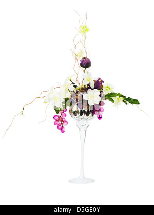 Blumenarrangement von künstlichen Blumen in Glas Becher isoliert auf weißem Hintergrund Stockfoto