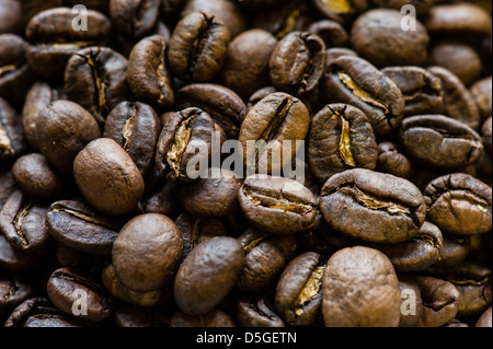 Frisch geröstete Kaffeebohnen in einem Stapel Stockfoto