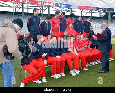 Manchester, UK. 2. April 2013. Lancashire offizielle, Ken Grime, organisiert die Spieler für das offizielle Mannschaftsfoto der Lancashire County Cricket Club. Emirate Old Trafford, Manchester UK 04.02.2013. Bildnachweis: John Fryer / Alamy Live News Stockfoto