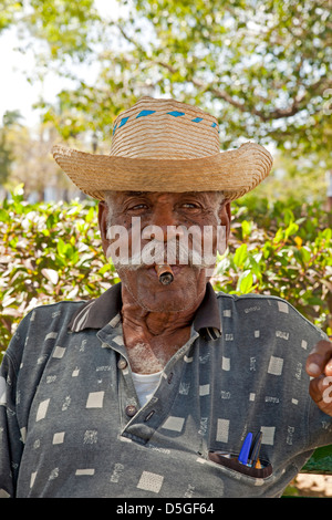 ältere Mann Rauchen Zigarre, Cienfuegos, Kuba, Caribbean Stockfoto