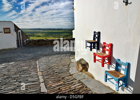 Portugal, Alentejo: Handgemachte Stühle an den Wänden der Souvenir Shop Mufla im historischen Dorf von Monsaraz Stockfoto