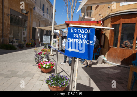 Kreuzungspunkt auf Ledra-Straße in der UN-Pufferzone an der grünen Linie sind von Nikosia, Zypern Stockfoto