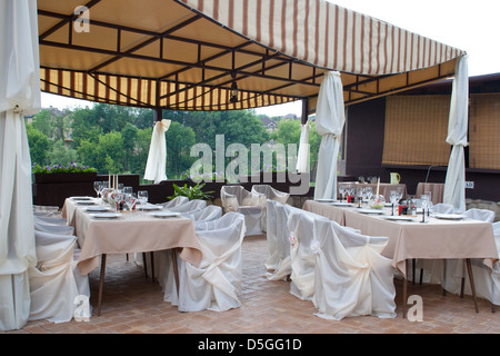 Formale Frühstück Tisch im Hotelrestaurant, Innenraum eines Restaurants im Hotel, während abends Setup. Stockfoto