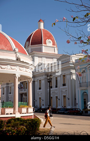 Pavillon des Parque Jose Marti und bunten Rathaus Rathaus in Cienfuegos, Kuba, Karibik Stockfoto