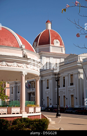 Pavillon des Parque Jose Marti und bunten Rathaus Rathaus in Cienfuegos, Kuba, Karibik Stockfoto