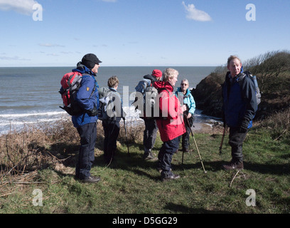 North Wales Wanderer auf der Insel Anglesey Coastal Path suitabiliy gekleidet für einen Spaziergang auf Ynys Mon Küste an einem kühlen März Tag mit blauem Himmel Stockfoto