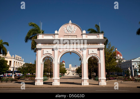 Triumphal Bogen Arco de Triunfo und Parque Jose Marti in Cienfuegos, Kuba, Karibik Stockfoto