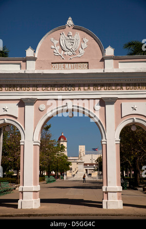 Triumphal Bogen Arco de Triunfo und Parque Jose Marti in Cienfuegos, Kuba, Karibik Stockfoto