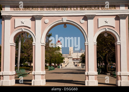 Triumphal Bogen Arco de Triunfo und Parque Jose Marti in Cienfuegos, Kuba, Karibik Stockfoto