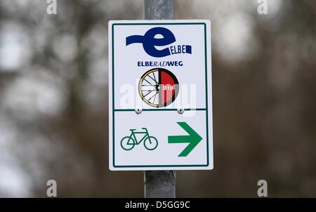 Ein Schild weist darauf hin der Elbe-Radweg in Magdeburg, Deutschland, 2. April 2013. Der Elbe-Radweg führt von Cuxhaven an der Nordsee, die Krkono? e Berge in der Tschechischen Republik mit mehr als 800 Kilometer in Deutschland. Foto: Jens Wolf Stockfoto