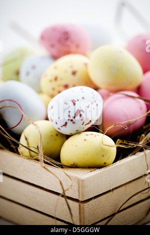 Schokoladeneier in kleine Holzkiste Stockfoto