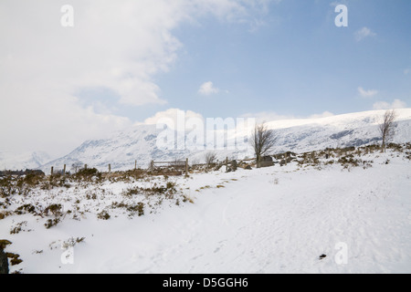 Ogwen Valley Conwy Nordwales marschiert Blick über den schneebedeckten Pen yr Ole Wen in den Bergen von Carneddau Snowdonia Eryri National Park Stockfoto