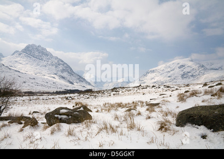 Ogwen Valley Conwy North Wales März Aussicht auf schneebedeckte Tryfan und Stift yr Ole Wen Berge in Snowdonia-Nationalpark Stockfoto