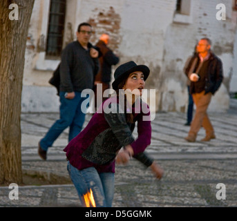 Weibliche Feuer Essen Jongleur durchführen in der Abenddämmerung Mirador San Nicolas Granada Andalusien Spanien Europa Stockfoto