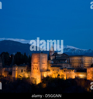 Alhambra Palast zum UNESCO-Weltkulturerbe und Sierra Nevada Berge Panorama in der Abenddämmerung Dämmerung Granada-Andalusien-Spanien-Europa Stockfoto