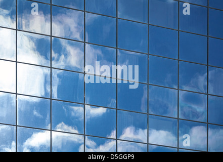 Zusammenfassung Hintergrundtextur mit Wolken spiegelt sich im Fenster eines modernen Bürogebäudes Stockfoto