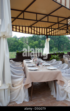 Formale Frühstück Tisch im Hotelrestaurant, Innenraum eines Restaurants im Hotel, während abends Setup. Stockfoto