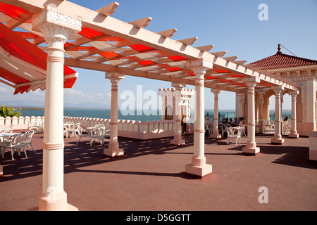 Dachterrasse des maurischen Palacio de Valle oder Valle Palace in Punta Gorda, Bahía de Cienfuegos, Cienfuegos, Kuba, Caribbean Stockfoto