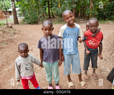 Fünf glückliche afrikanischen verwaiste Kinder in der Nähe von Moashi; Tansania; Afrika, von Massai und Afrikaner Eltern spielen in der Natur. Stockfoto