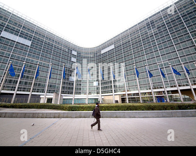 Einsamer schwarzer Mann, vorbei an riesigen Berlaymont Europäische Kommission Gebäude in Brüssel, Belgien Stockfoto