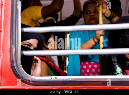 Frauen in einem Bus in Mumbai Stockfoto