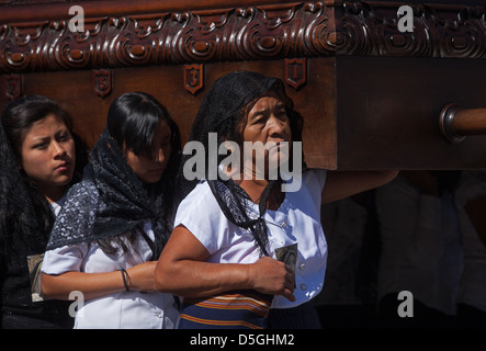 Frauen tragen Trauer Kleider tragen auf ihren Schultern ein Bild der Jungfrau Maria in der Osterwoche in La Antigua Guatemala Stockfoto