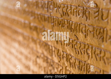 Zeichen der indischen Hieroglyphen auf gelbem Sandsteinwand. Selektiven Fokus. Stockfoto