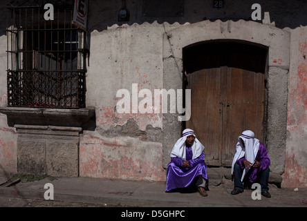 Büßer der Prozession Jesus Nazareno De La Merced sitzen während der Karwoche in La Antigua Guatemala Stockfoto