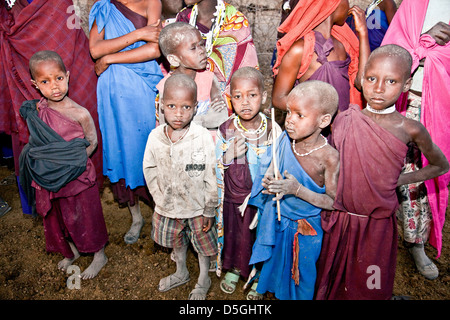 Eine Gruppe von fünf Maasai Kinder im afrikanischen Dorf in der Nähe von Moashi; Tansania; Afrika von Maasai und Afrikaner Maasai Eltern Stockfoto