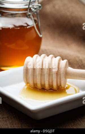 Flüssigen Honig in kleinen Glas, selektiven Fokus Stockfoto