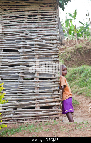 Afrikanische Waisen-Kind in der Nähe von Moashi; Tansania; Afrika, von Massai und Afrikaner spielt in der Natur. Stockfoto