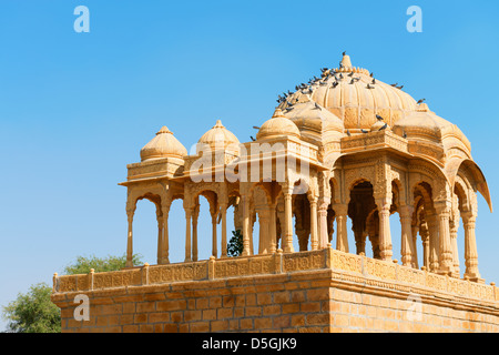 Chhatris auf Ruinen der königlichen Kenotaphen der antiken Herrscher der Maharadschas in Bada Bagh, Indien Stockfoto