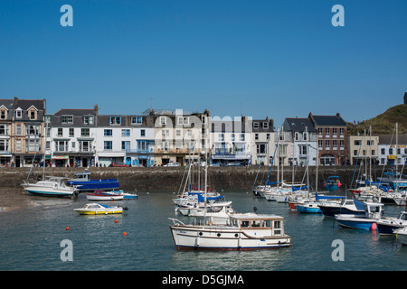 Angeln und Vergnügen Boote vertäut im Hafen Stadt von Ilfracombe, Devon, UK Stockfoto